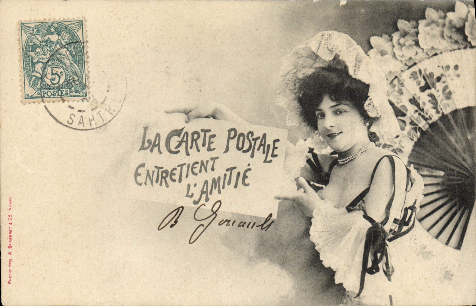 Femme en robe à volants et parapluie — 'La Carte Postale Entretient l'Amitié' — Photo-Gravure A. Brasnet & Cie, Nantes