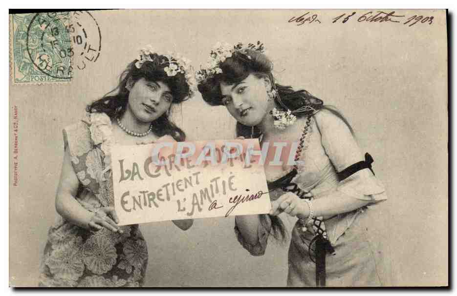 Due giovani donne — con cartello 'La cartolina mantiene l'amicizia' — Poste A. Béchard & Cie, Nancy