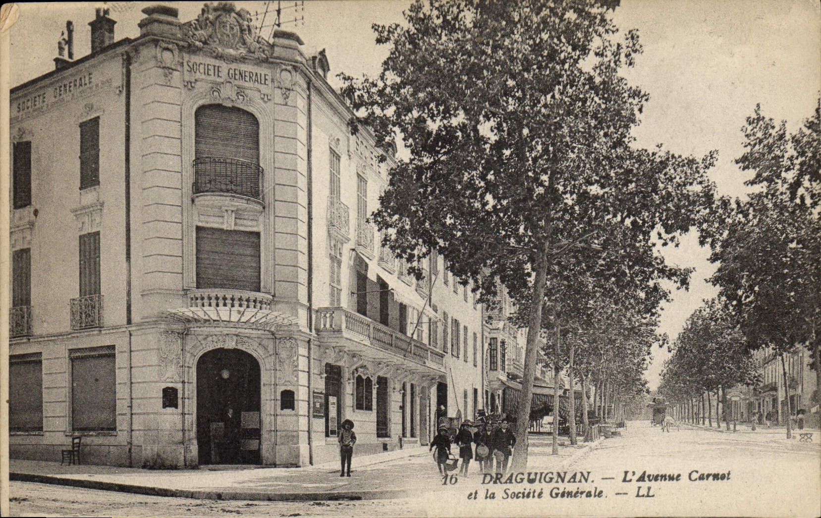 CPA Banque Draguignan L'avenue Carnot et la Societe Generale