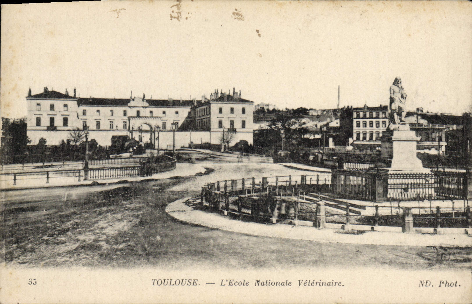 Toulouse — L'École Nationale Vétérinaire avec statue et bâtiment