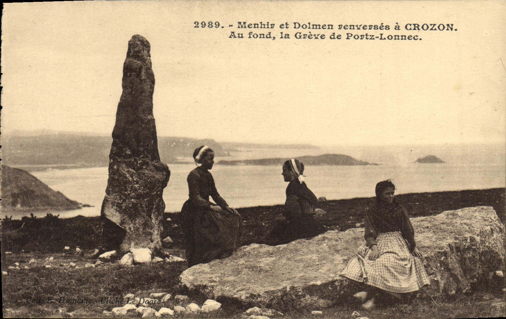 CPA Dolmen Menhir et dolmen renverses a Crozon Au fond la greve de Portz Lonnec Folklore 