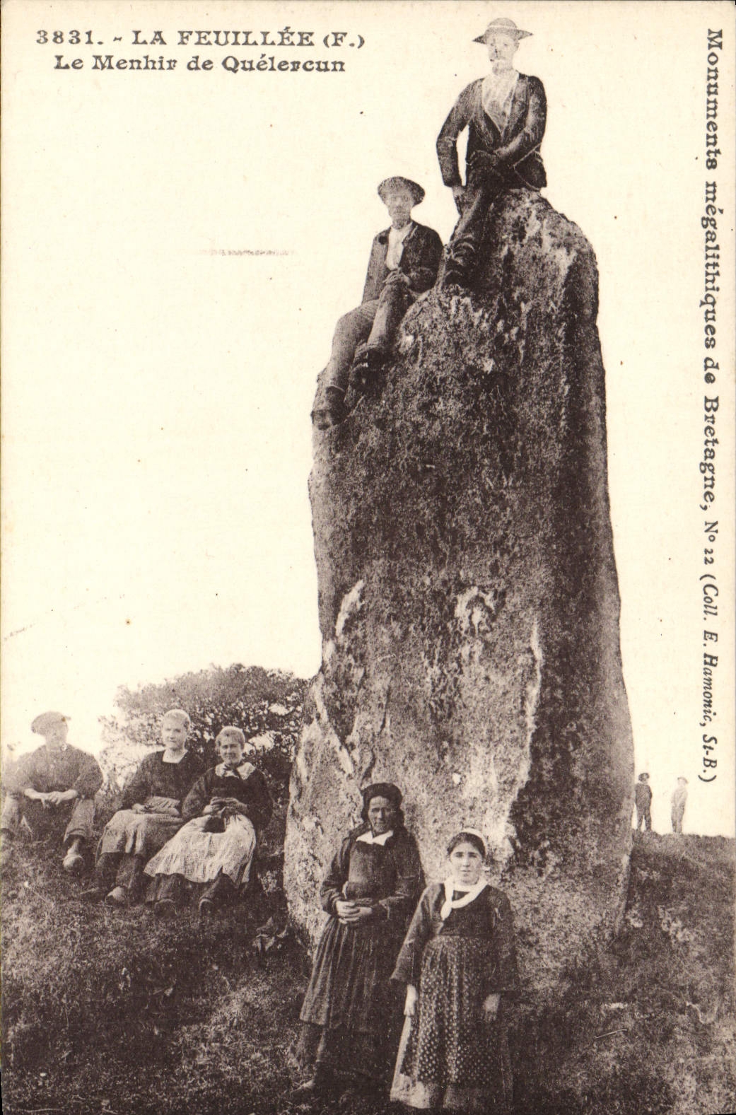 CPA Dolmen Menhir La Feuillee le menhir de Quelercun Folklore 