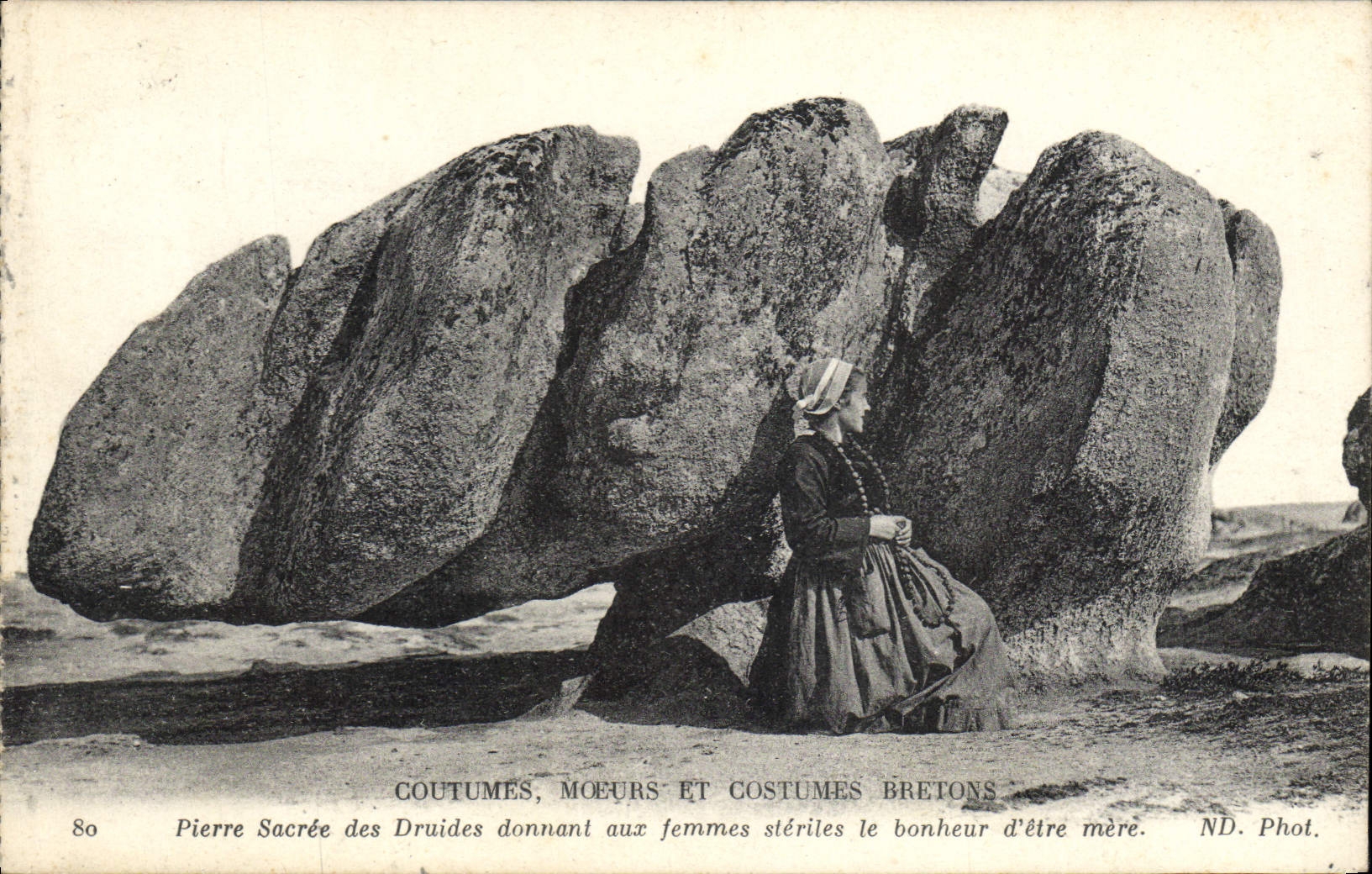 CPA Dolmen Menhir Pierre sacree des druides donnant aux jeunes filles steriles le bonheur d'etre mere Folklore
