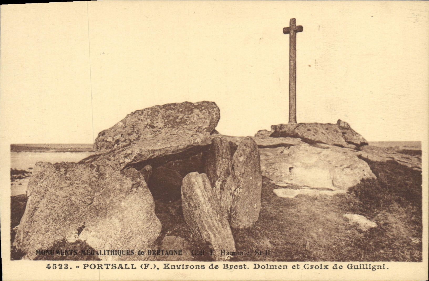 CPA Dolmen Menhir Portsall Environs de Brest Dolmen et Croix d eGuilligni