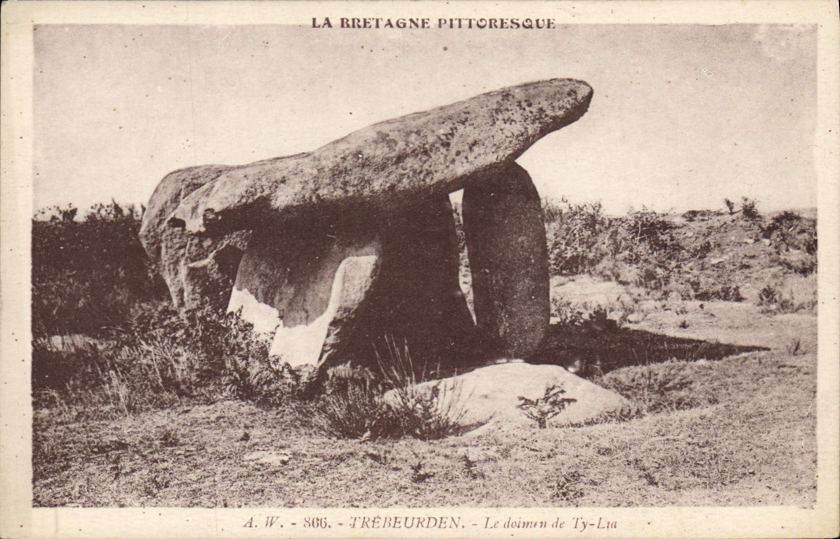 CPA Dolmen Menhir Trebeurden Le dolmen de Ty Lia