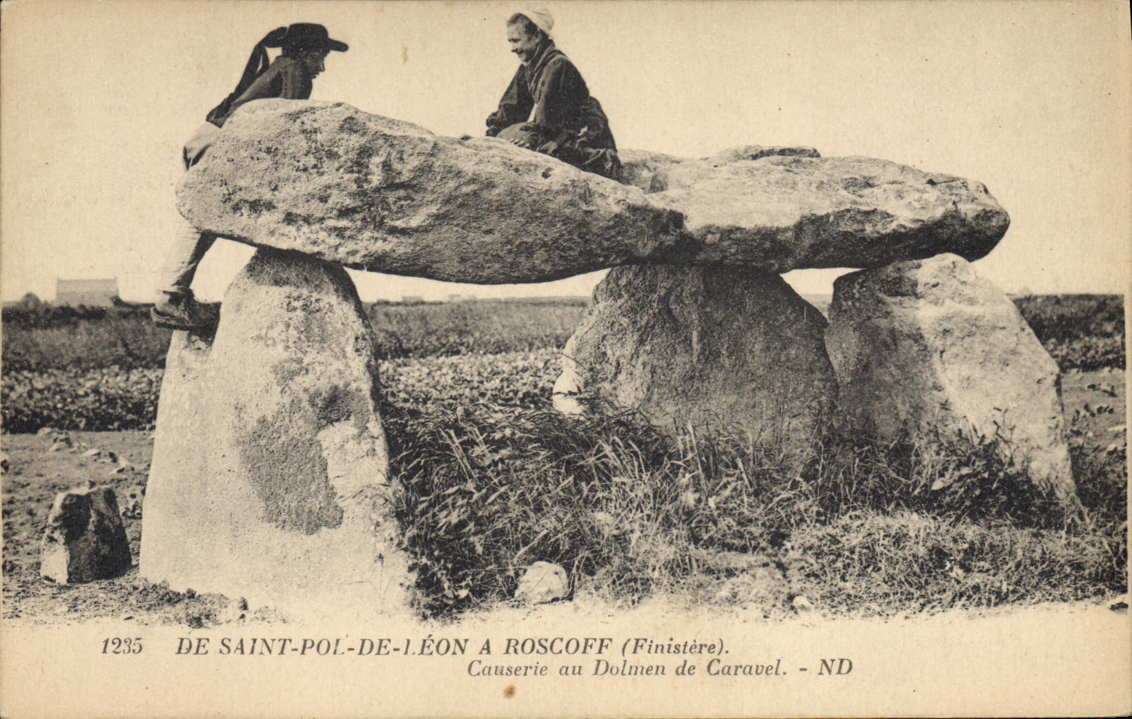 CPA Dolmen Menhir De Saint Pol de Leon a Roscoff Causerie au dolmen de Caravel