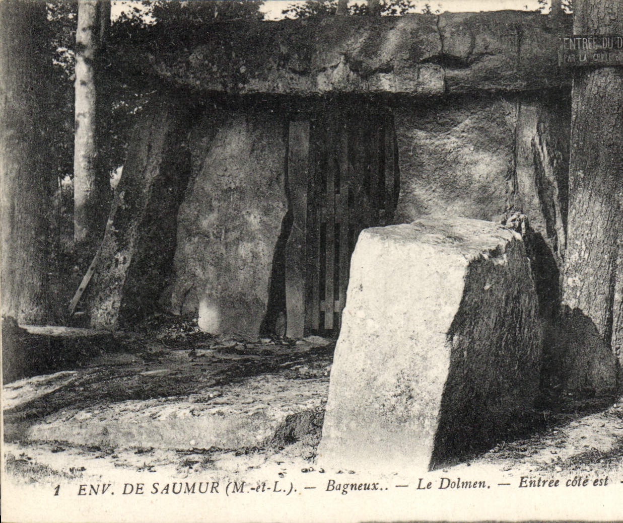 CPA Dolmen Menhir Env de Saumur Bagneux Le dolmen Entree Cote Est