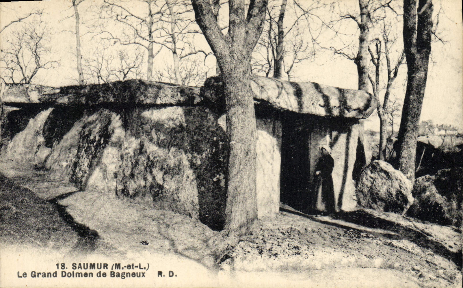 CPA Dolmen Menhir Saumur Le grand dolmen de Bagneux 