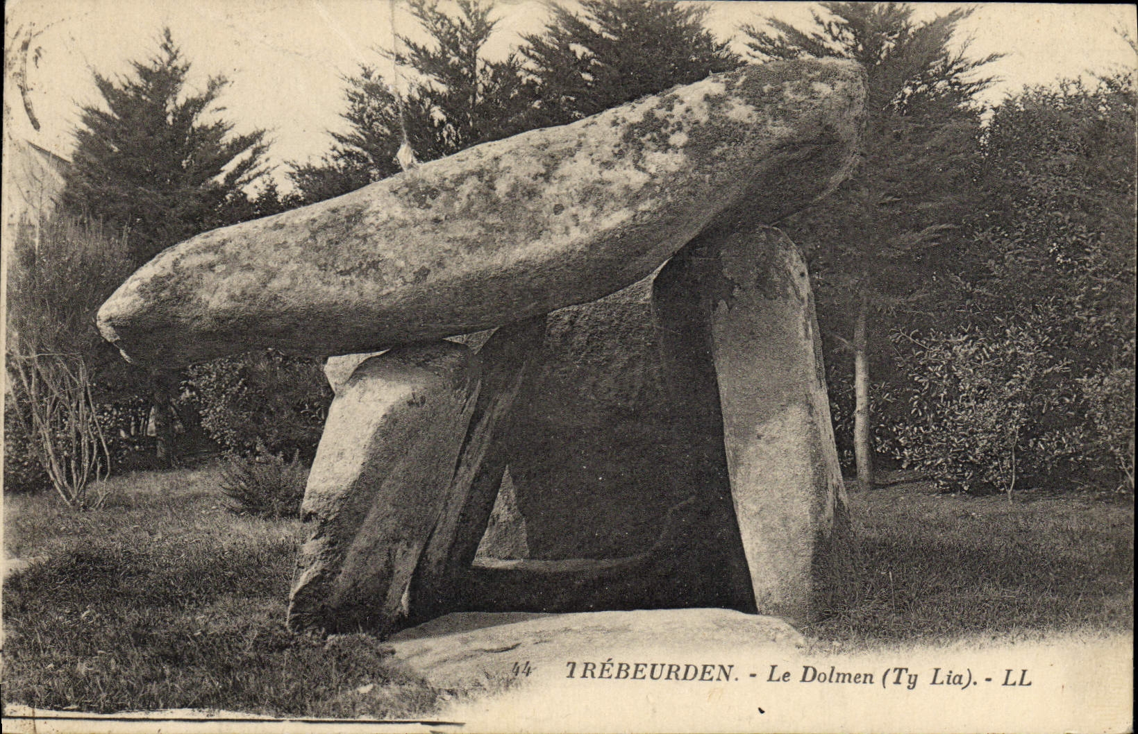 CPA Dolmen Menhir Trebeurden Ty Lia
