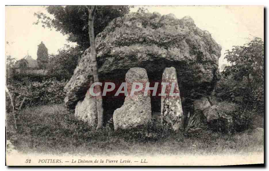 CPA Dolmen Menhir Poitiers Le dolmen de la Pierre levee 