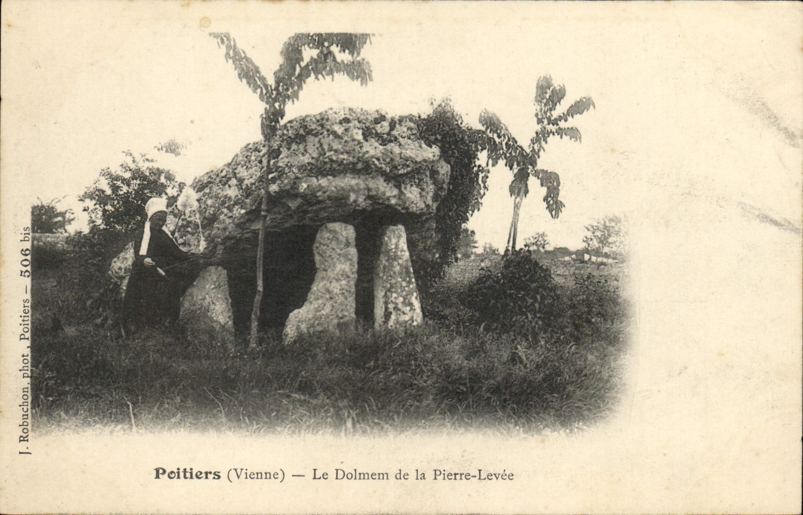 CPA Dolmen Menhir Poitiers Le dolmen de la pierre levee Fileuse Folklore