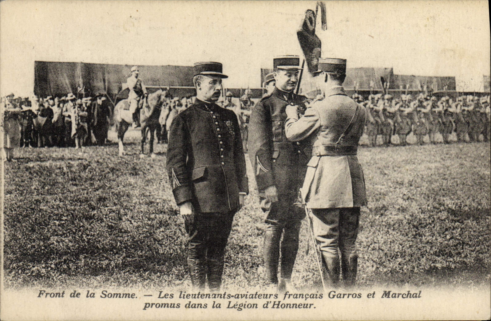 Front de la Somme — Les lieutenants-aviateurs français Garros et Marchal promus dans la Légion d'Honneur.