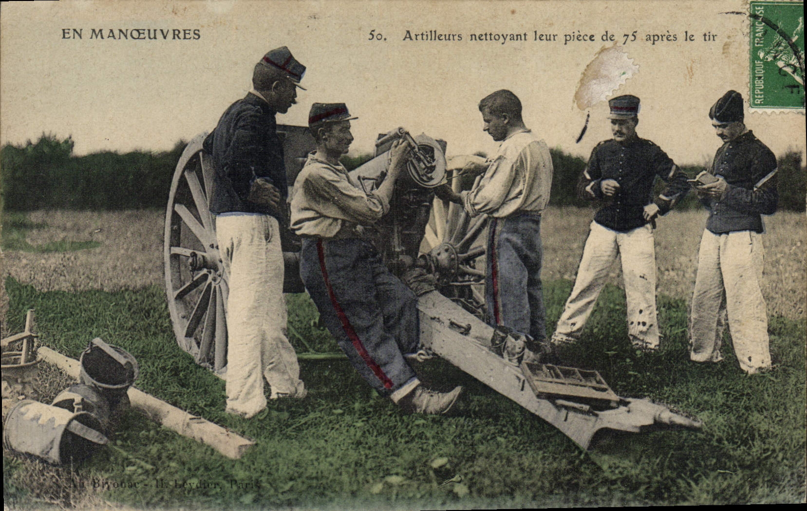 Artilleurs nettoyant leur pièce de 75 après le tir — En Manœuvres — Éditeur : Bivouac, H. Leydier, Paris