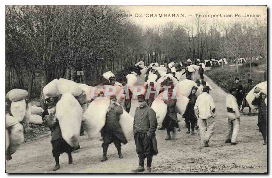 CPA Militaria Au camp de Chambaran Transport des paillasses