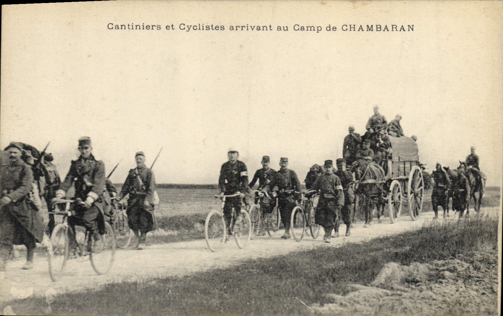 Cantiniers et Cyclistes arrivant au Camp de CHAMBARAN — édition non identifiée