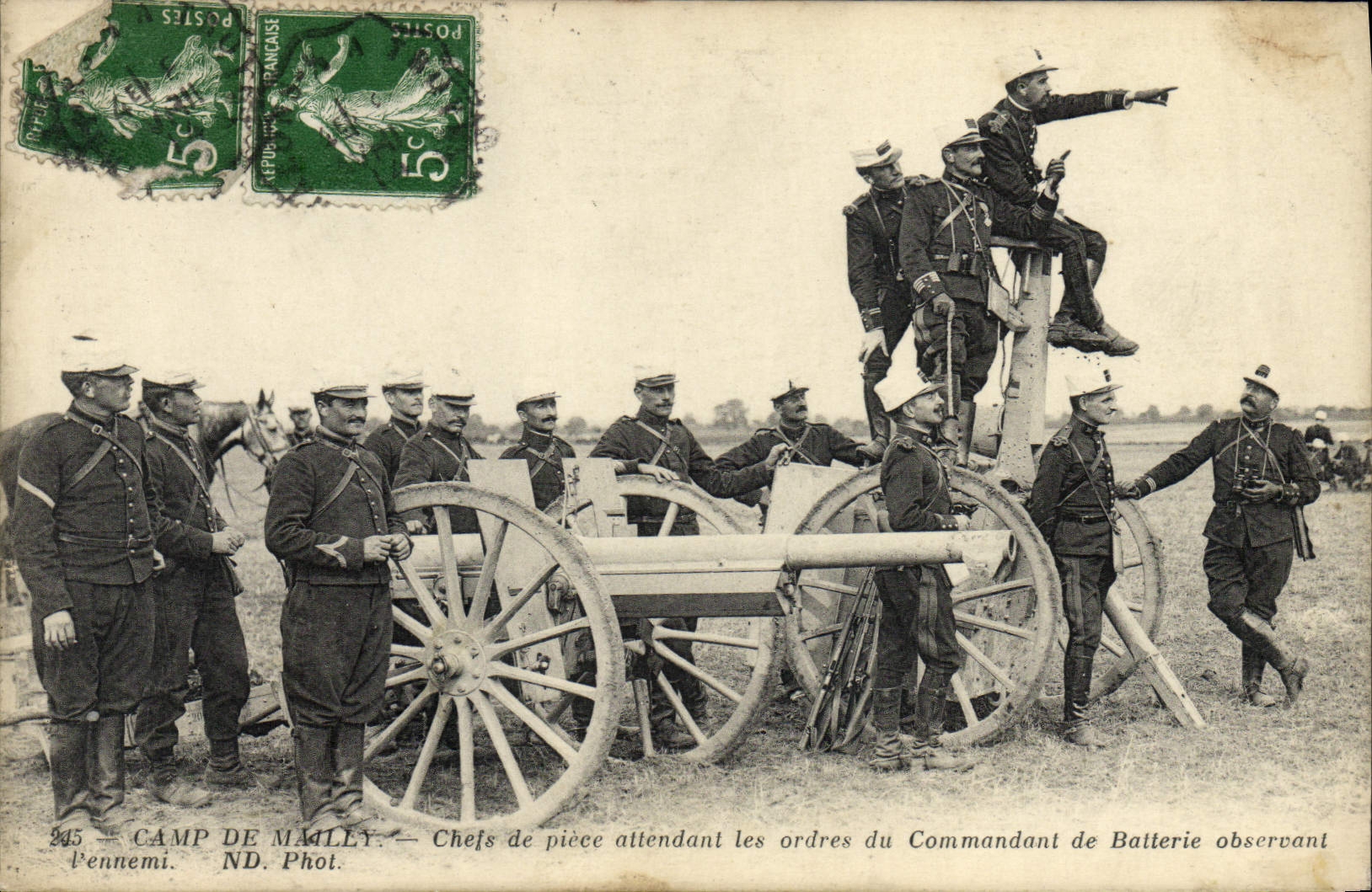 CPA Militaria Camp de Mailly Chefs de piece attendant les ordres du commandant de batterie observant l'ennemi