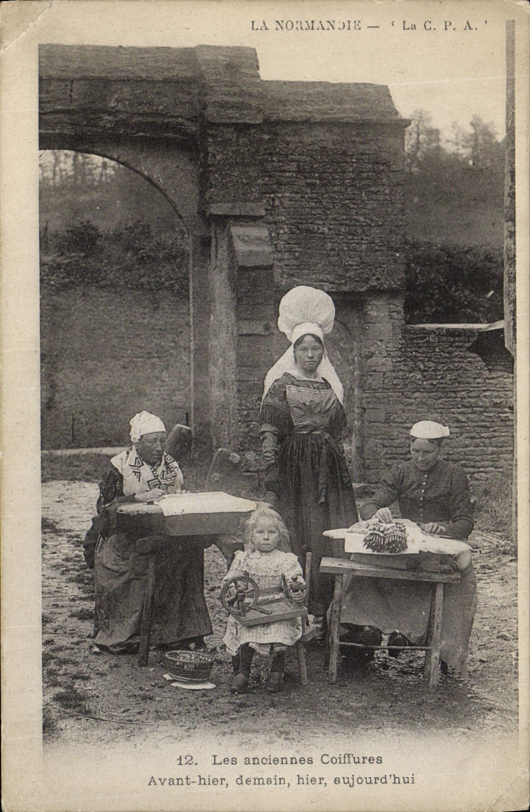 CPA Folklore Normandie LEs ancienens coiffures avant hier demain hier aujourd'hui