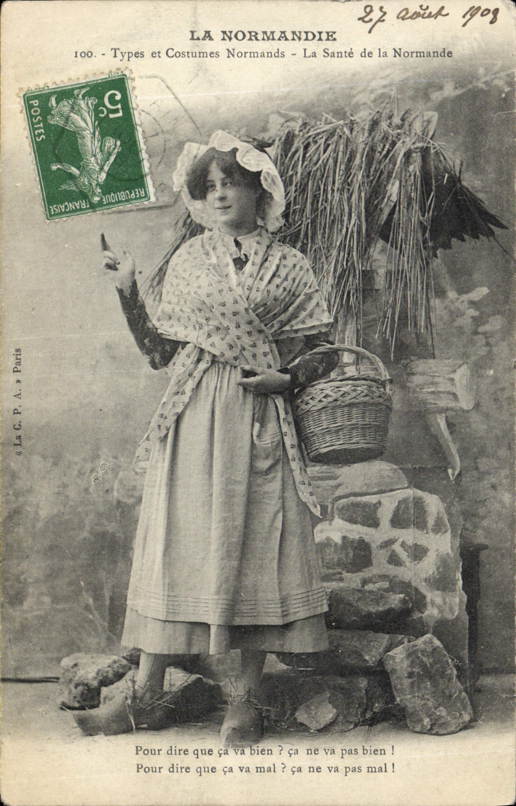 CPA Folklore Normandie La Sante de la Normande