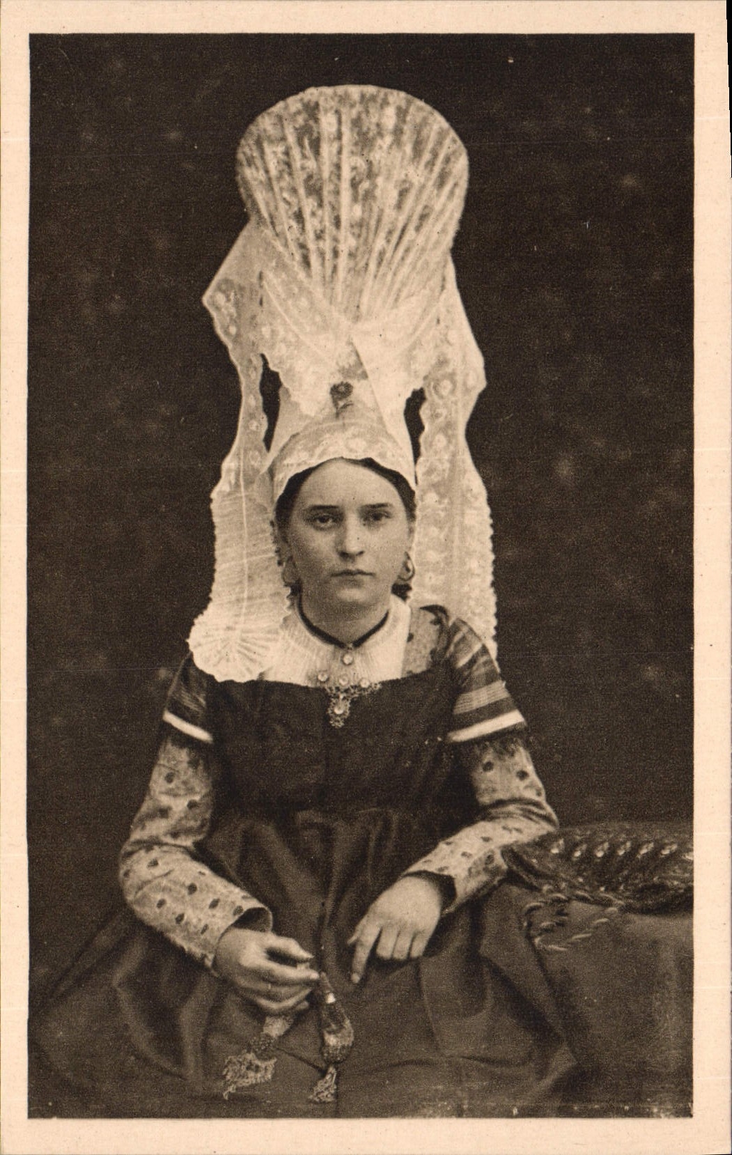 CPA Folklore Normandie Coiffe dite la Bourgogne Caen