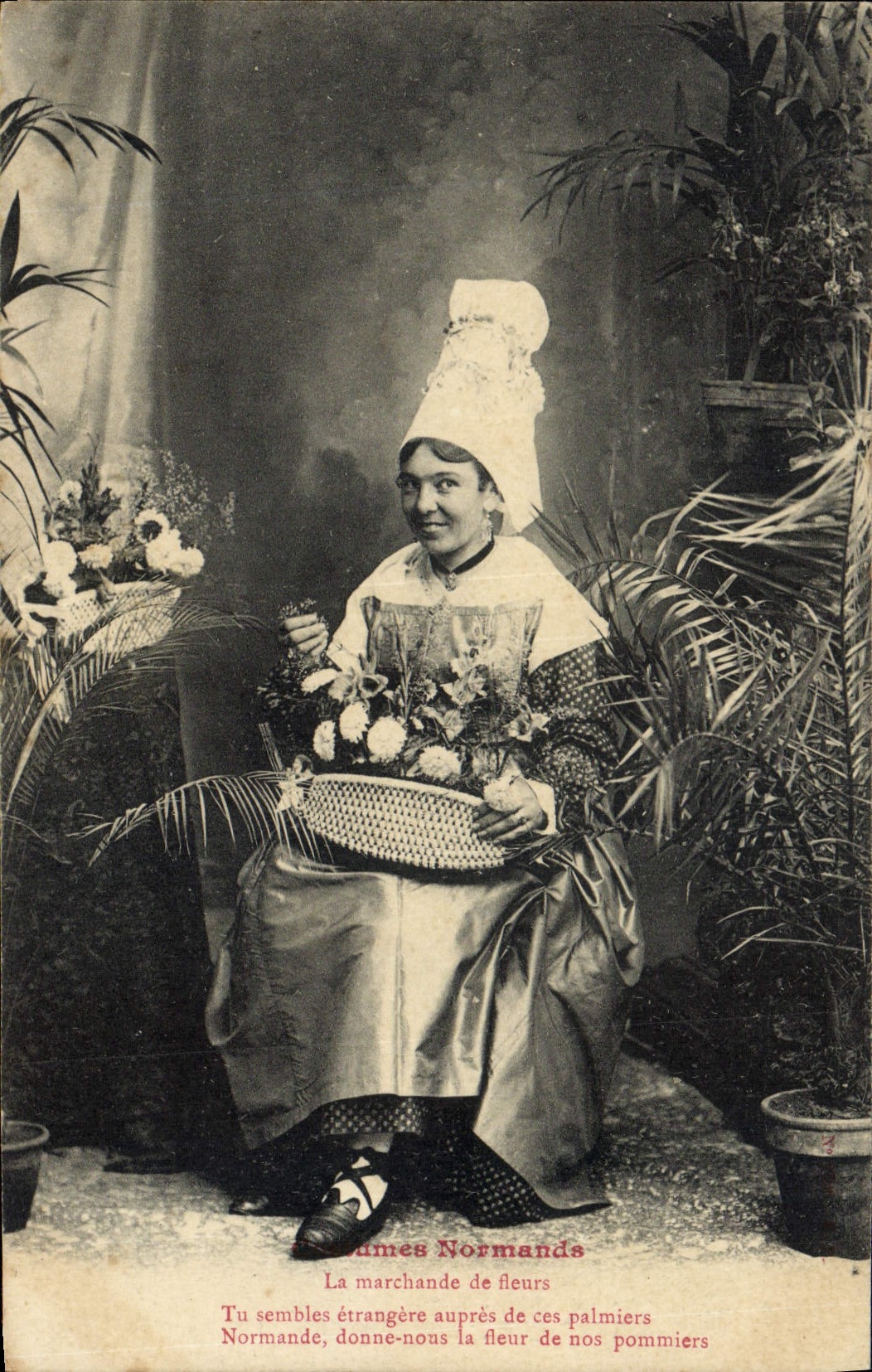 CPA Folklore Normande La marchande fleurs 