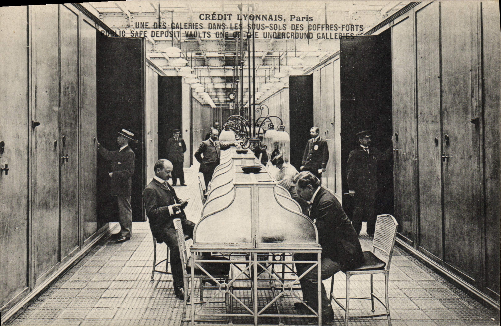 Crédit Lyonnais, París — Una de las galerías en los subsuelos de los cofres fuertes — Editor E. Le Doleÿ, París