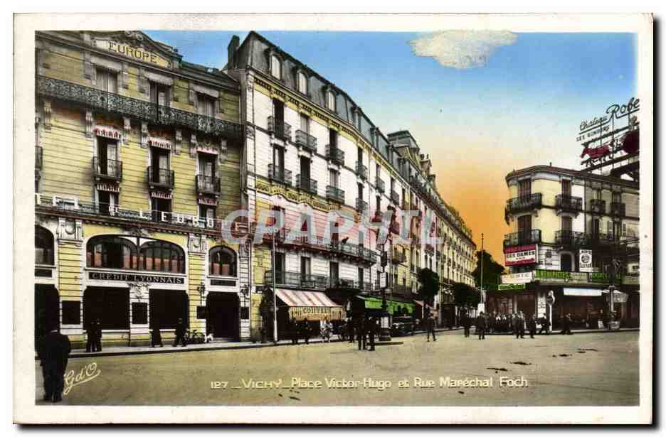 CPA Banque Vichy Place Victor Hugo et Rue Marechal Foch Credit Lyonnais