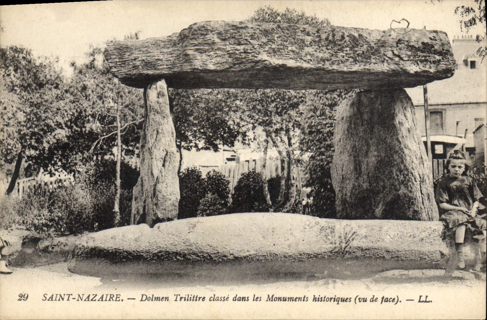 CPA Dolmen Menhir Saint Nazaire Dolme trilitre Enfant Folklore 