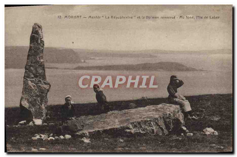 CPA Dolmen Menhir Morgat Menhir La Republicaine et le dolmen renverse Au fond l'ile de Laber 
