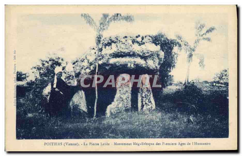 CPA Dolmen Menhir Poitiers La pierre levee 