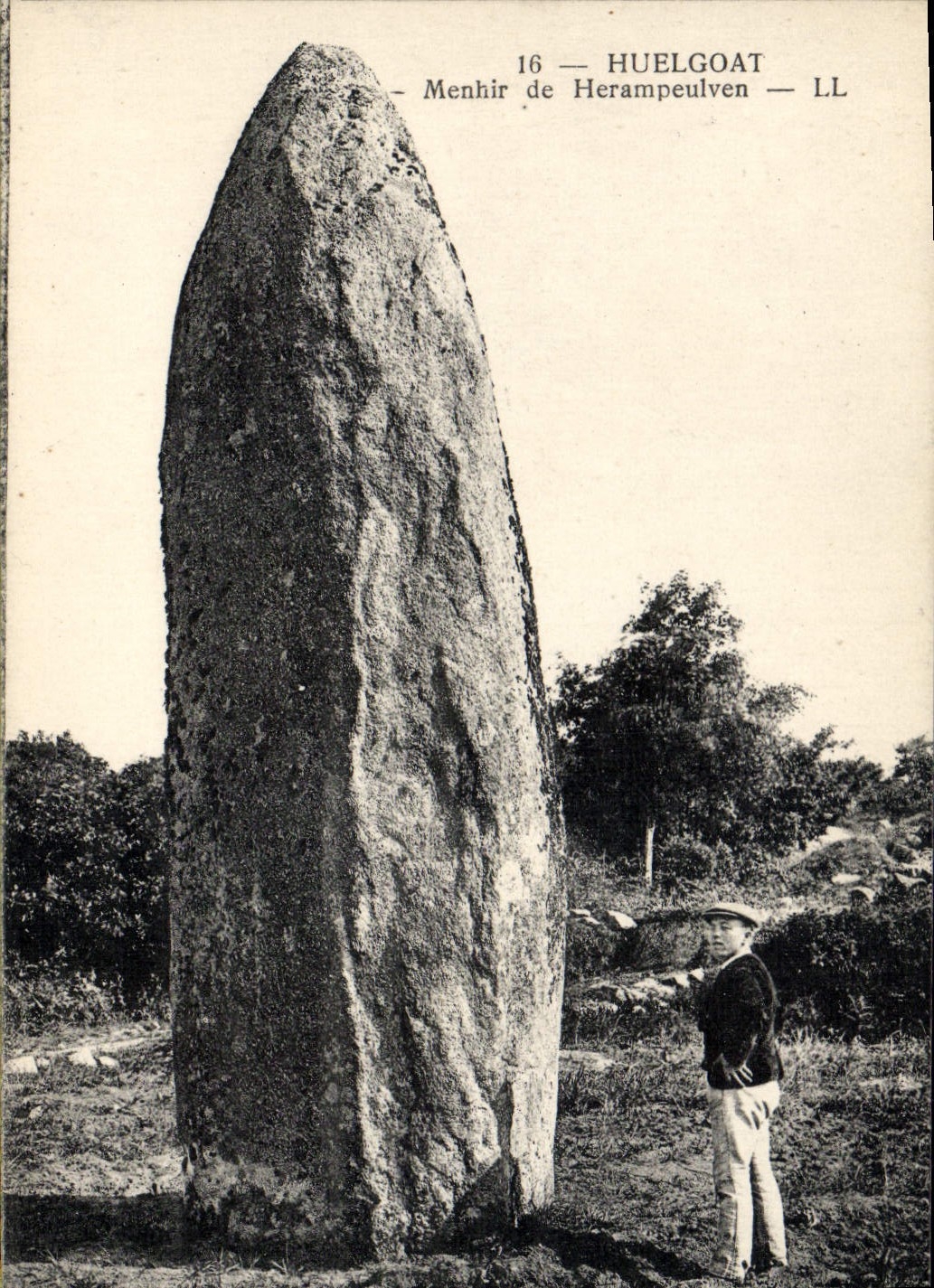 CPA Dolmen Menhir Huelgoat Menhir de Herampeulven 