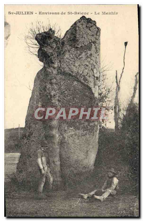 CPA Dolmen Menhir St Julien Environs de St Brieuc Le menhir Folklore 