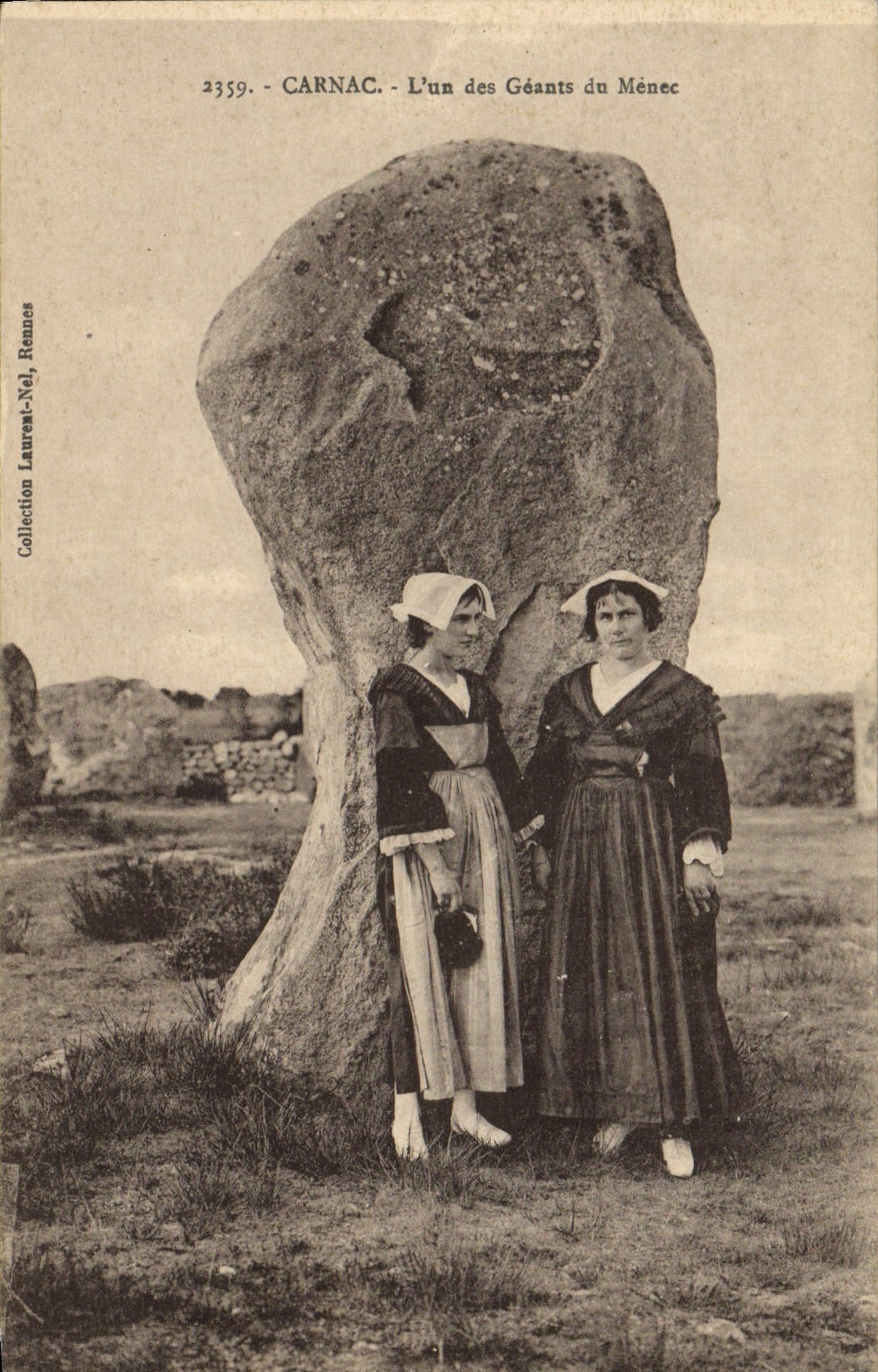 CPA Dolmen Menhir Carnac L'un des geants de Menec Folklore 
