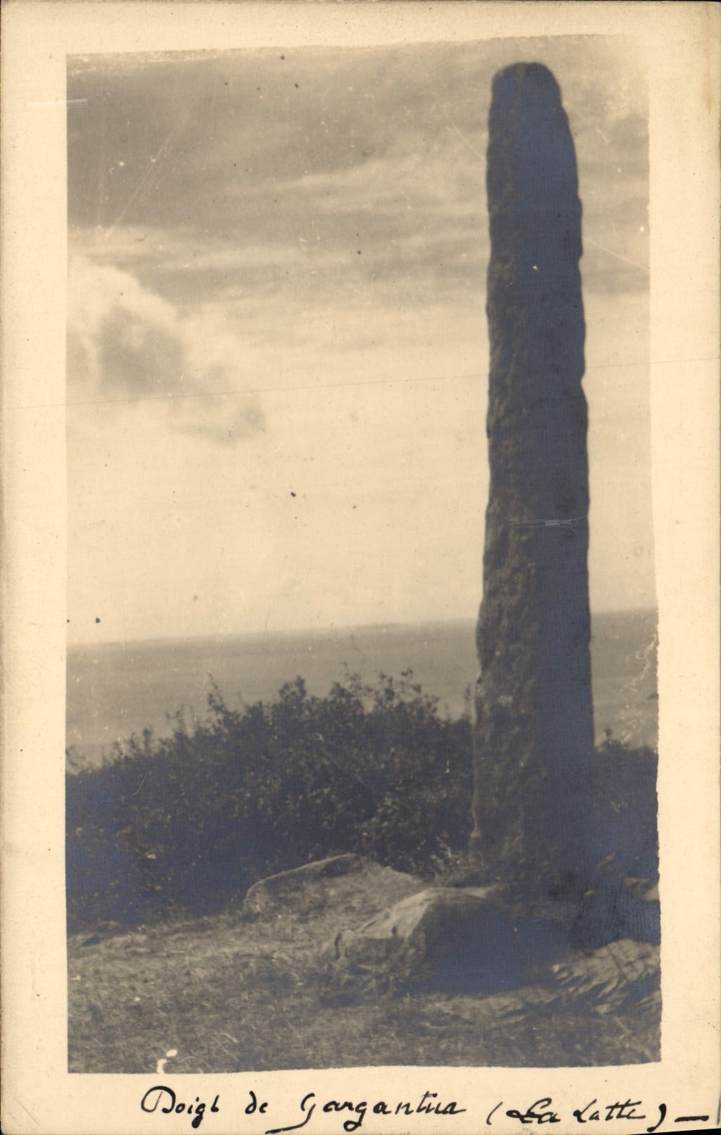 CARTE PHOTO Dolmen Menhir Doigt de Gargantua la Latte