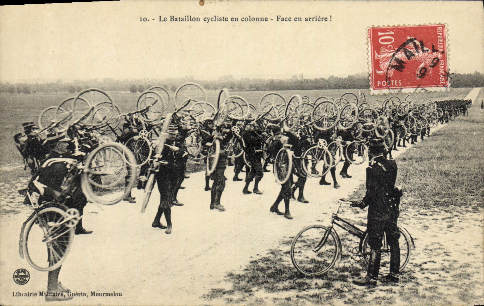 CPA Militaria Le bataillon cycliste en colonne Face en arriere Velo Cycle 