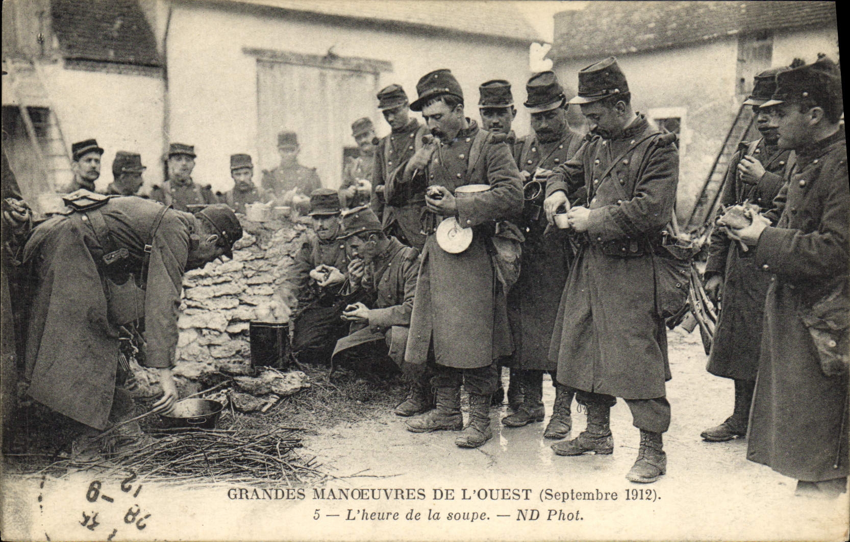 CPA Militaria Les grandes manoeuvres Infanterie de l'Ouest Septembre 1912 L'heure de la soupe