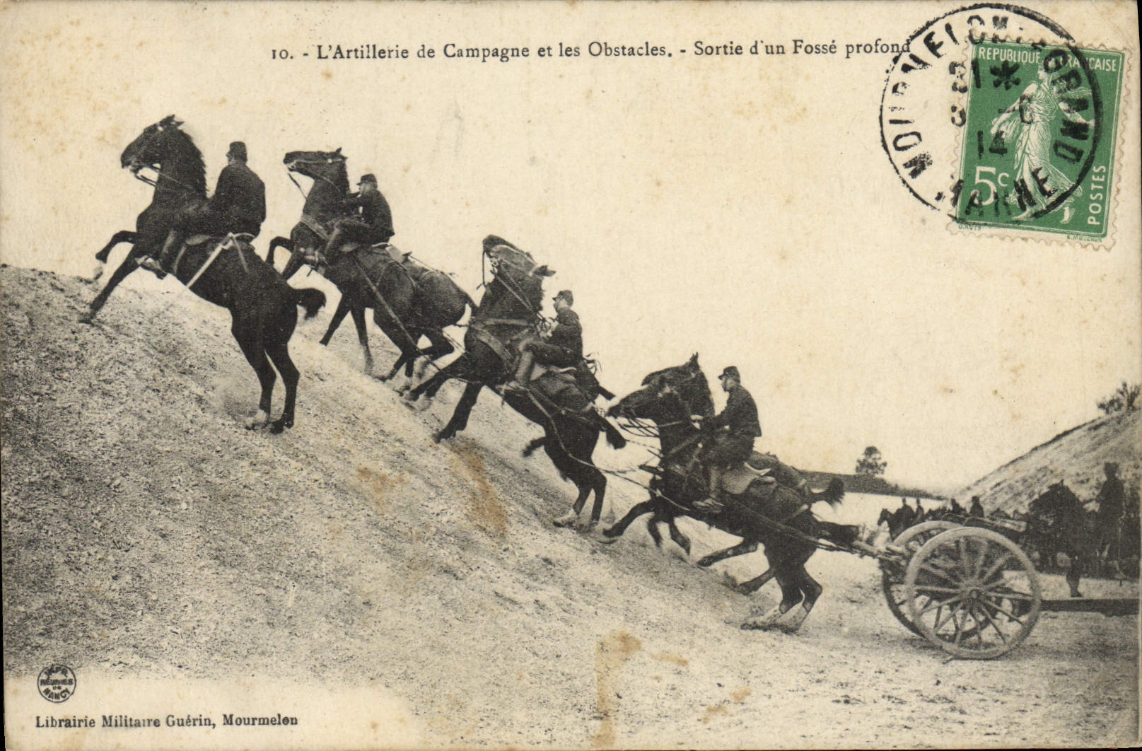 CPA Militaria L'artillerie de campagne Sortie d'un fosse profond