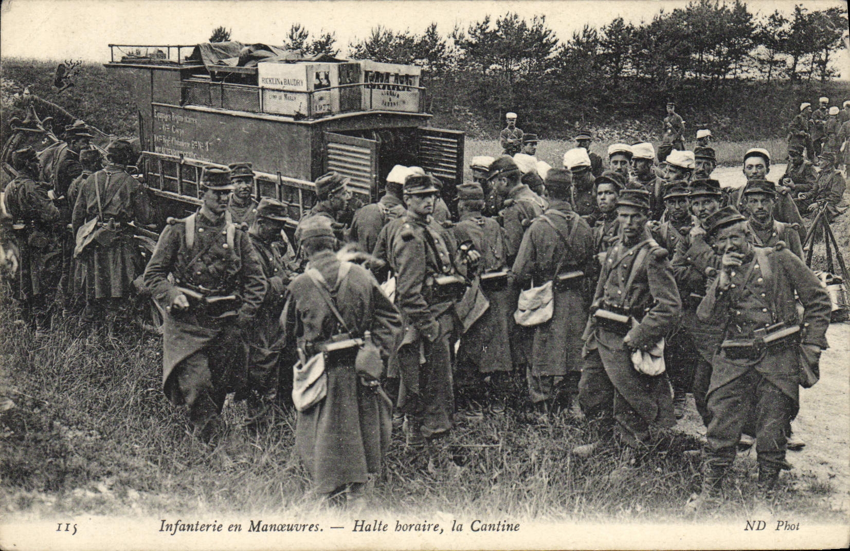 CPA Militaria Infanterie en manoeuvres Halte horaire la cantine