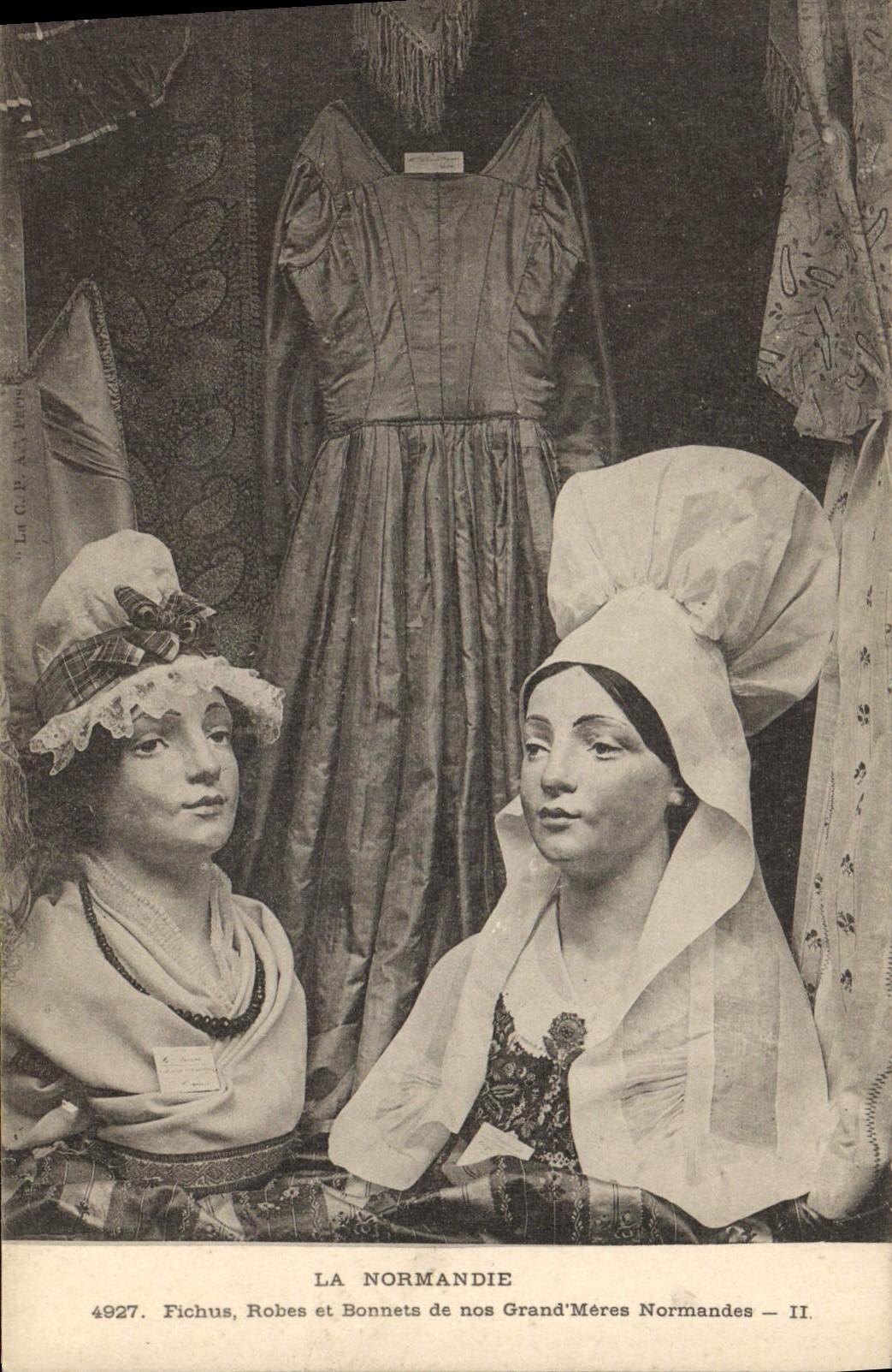 CPA Folklore Normandie Fichus robes et bonnets de nos grands meres