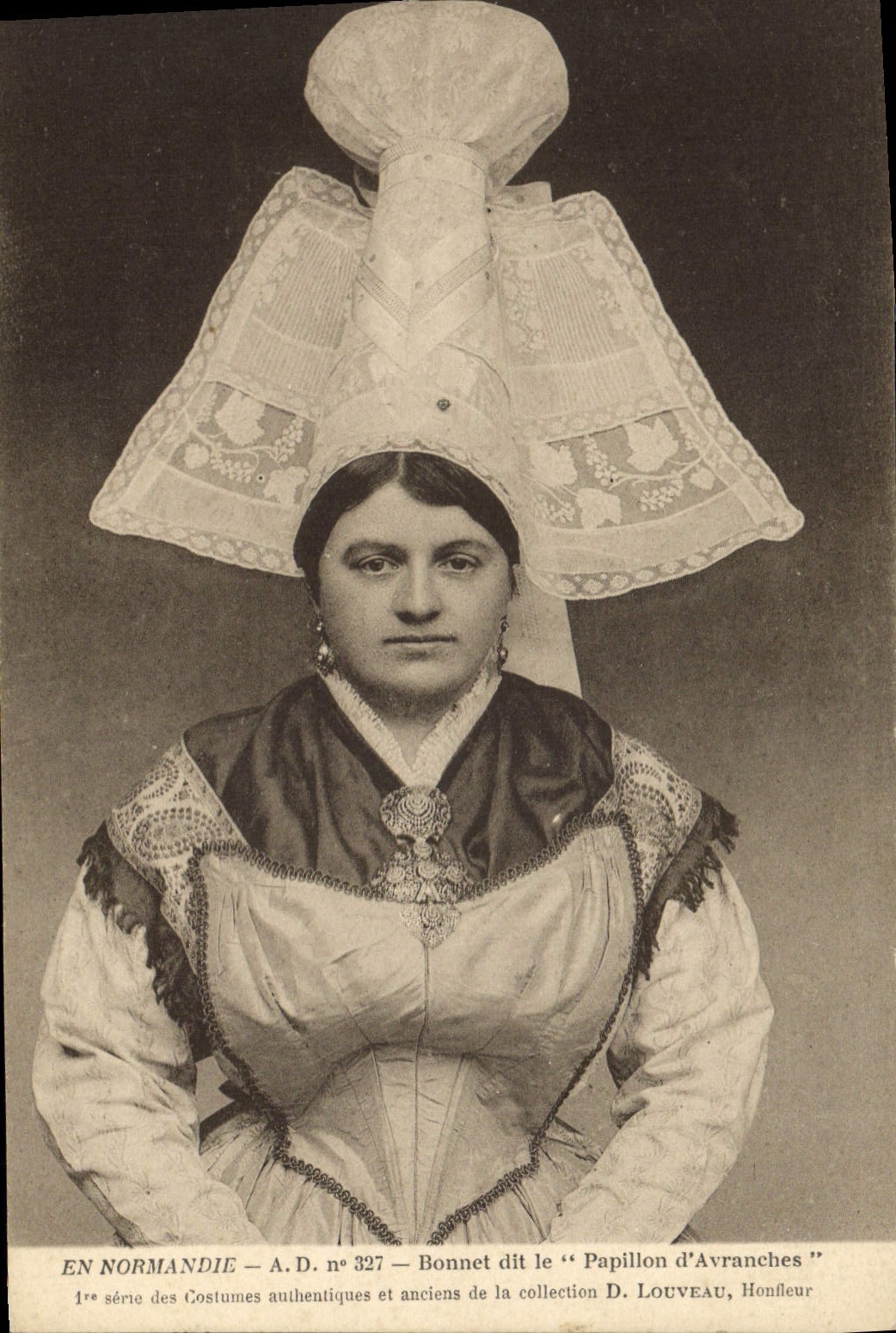 CPA Folklore Bonnet dit le Papillon d'Avranches Normandie 