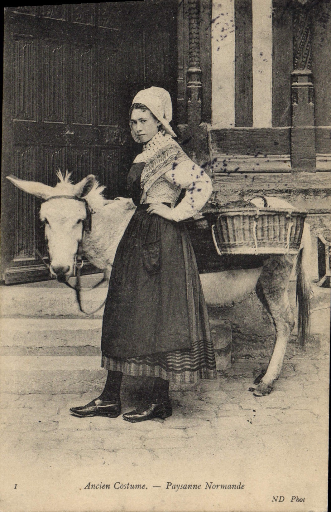 CPA Folklore Ancien costume Paysanne normande
