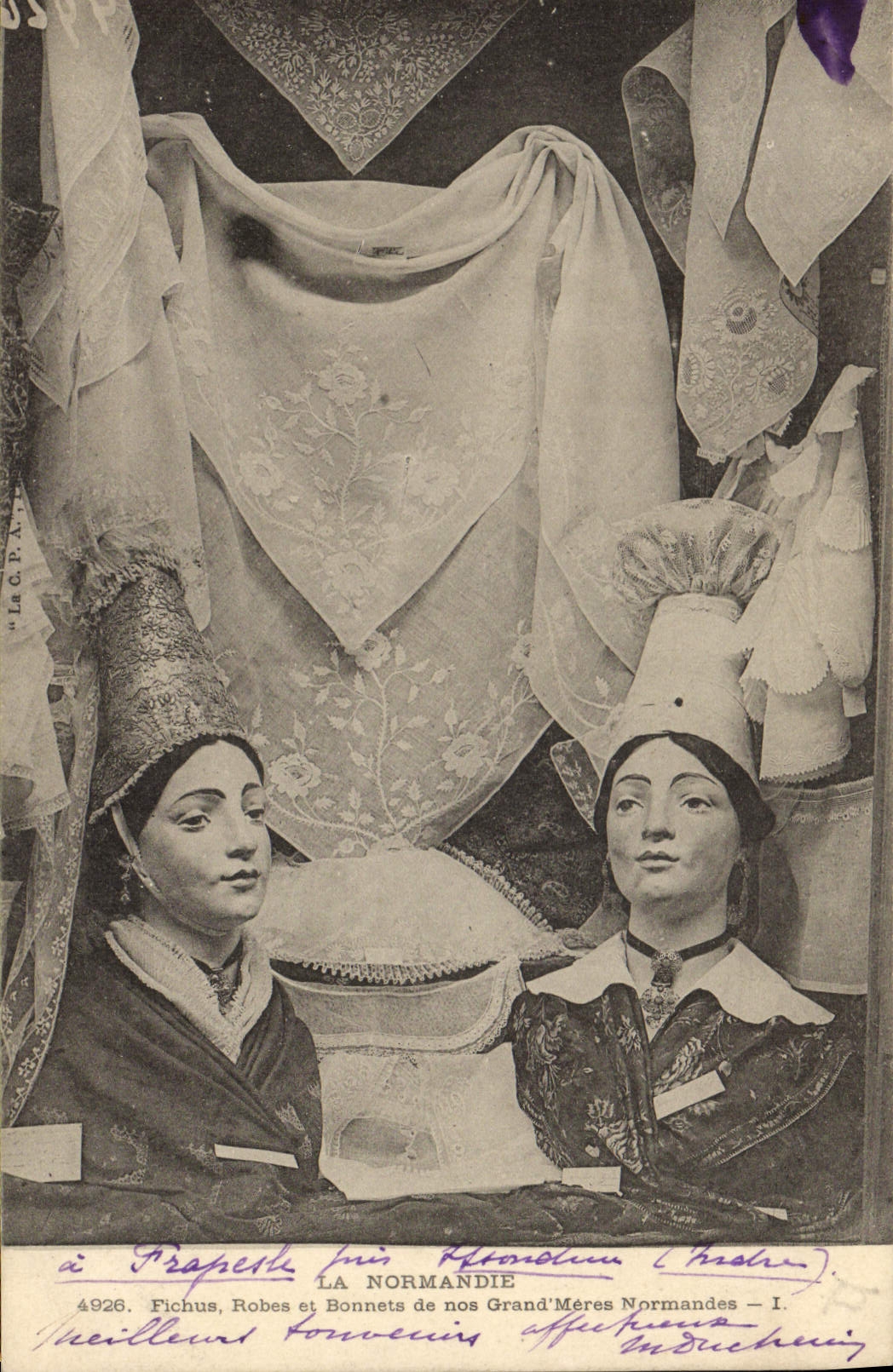 CPA Folklore Normandie Fichus robes et bonnets de nos grands meres