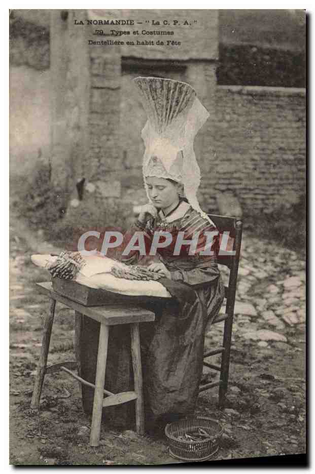 CPA Folklore Normandie Dentelliere en habit de fete