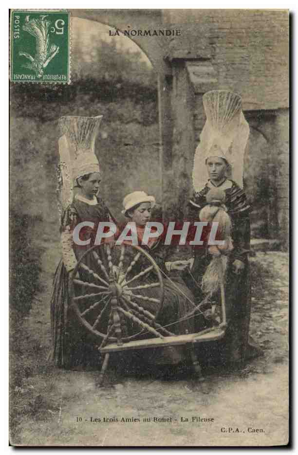 CPA Folklore Normandie Les trois amies au rouet La fileuse
