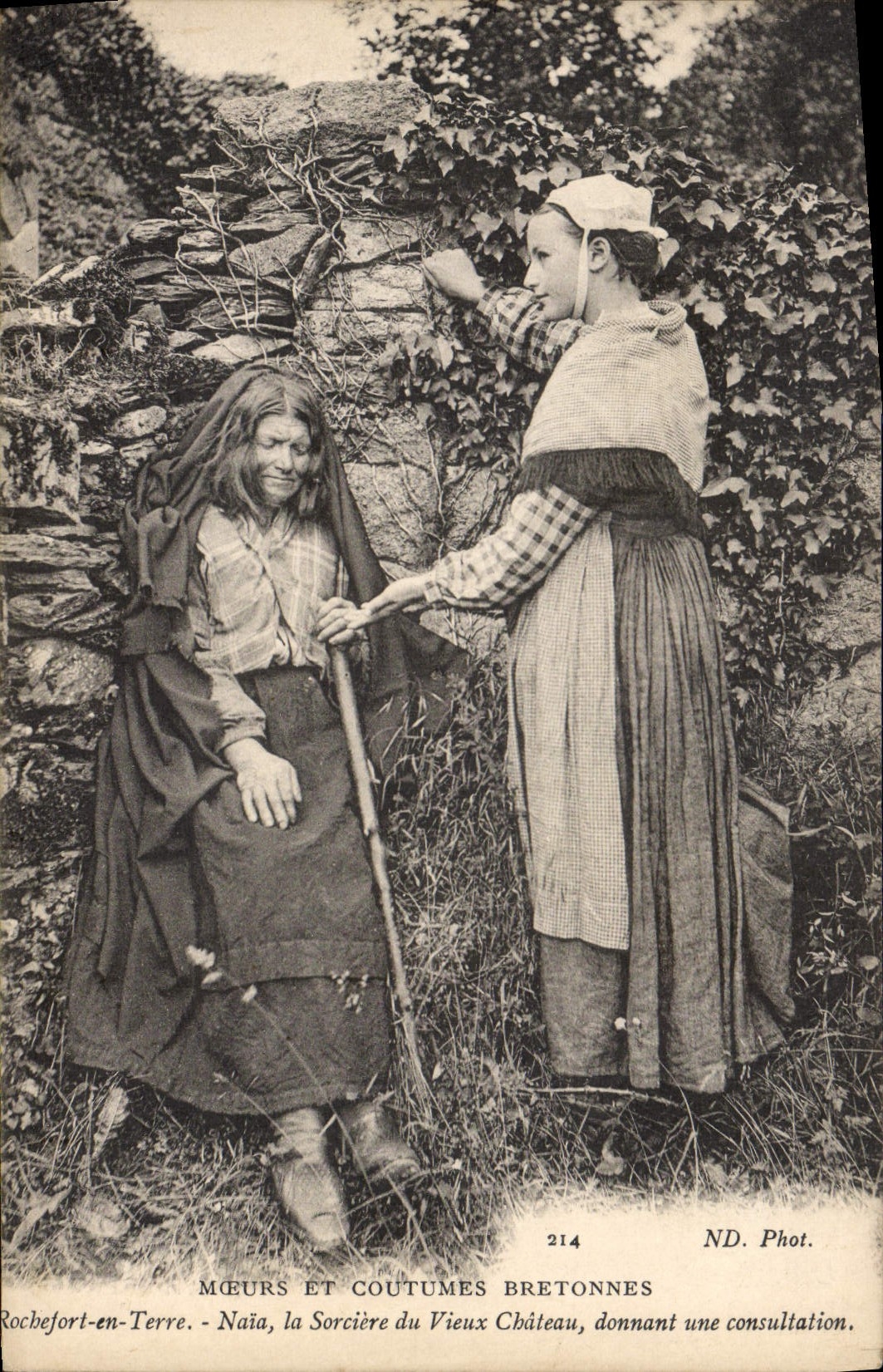 Rochefort-en-Terre - Naïa, la Sorcière du Vieux Château, donnant une consultation — Mœurs et Coutumes Bretonnes — ND. Phot. n°214