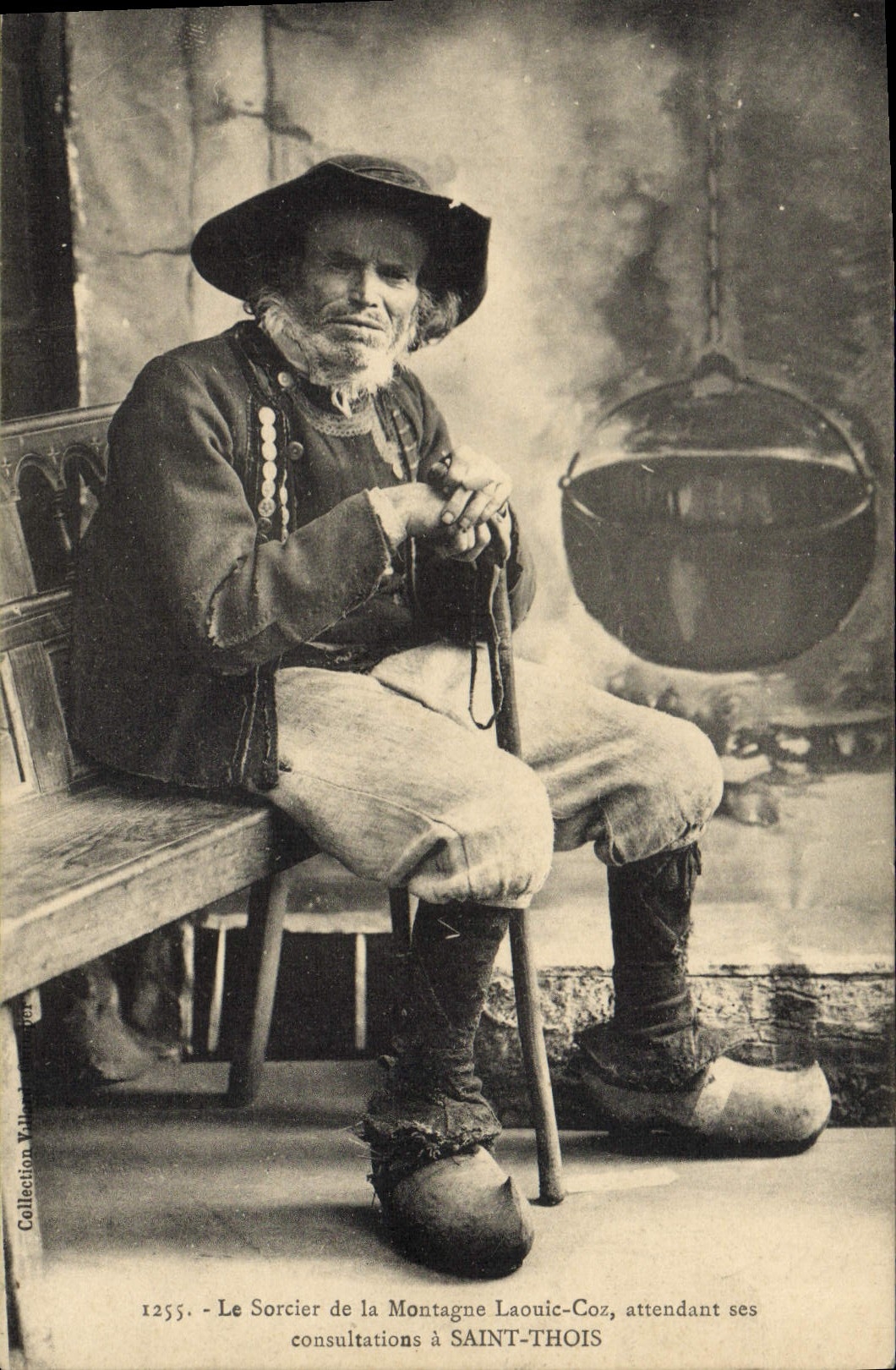 Le Sorcier de la Montagne Laouic-Coz — attendant ses consultations à SAINT-THOIS — Collection Valls, n° 1255