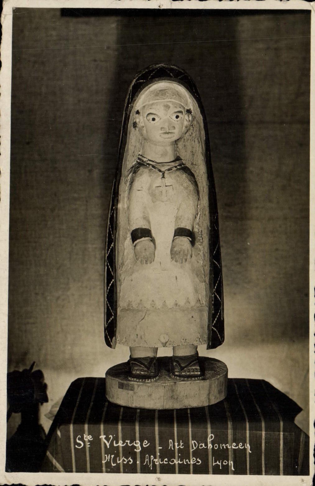 CPA Folklore Ste Vierge Art Dahomeen Miss Africaines Lyon Dahomey