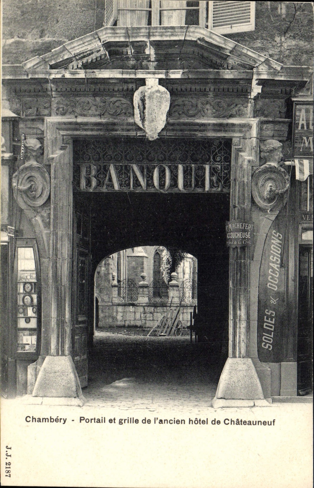CPA Banque Chambery Portail et grille de l'ancien hotel de Chateauneuf 