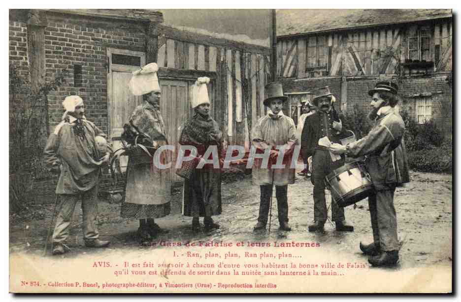 CPA Folklore Les gars de Falaise et leurs lanternes 