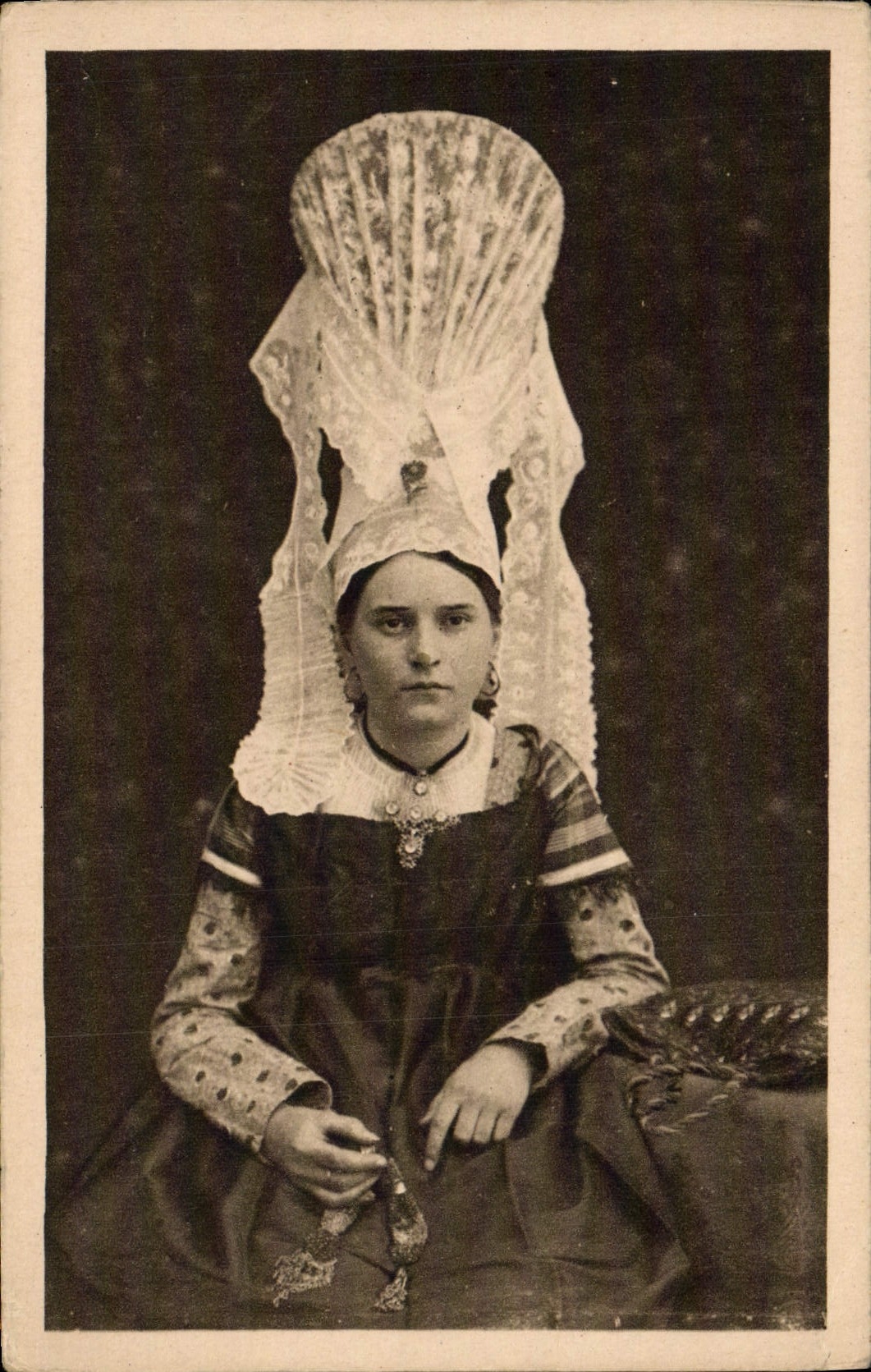 CPA Folklore Normandie Coiffe dite la Bourgogne Caen