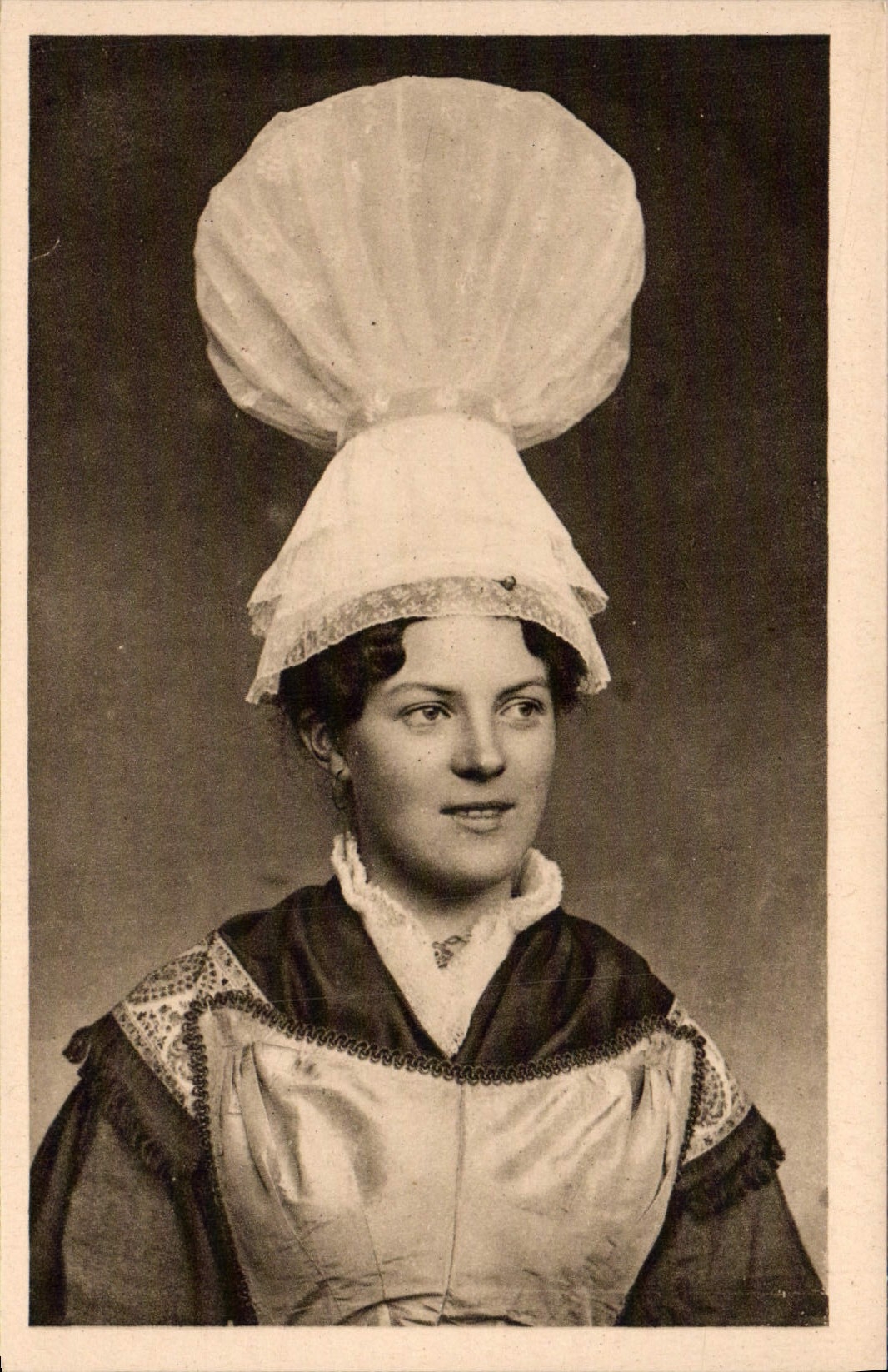CPA Folklore Normandie Coiffe de Bayeux 
